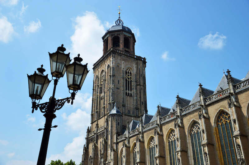 Beklim de toren van de Lebuïnuskerk 